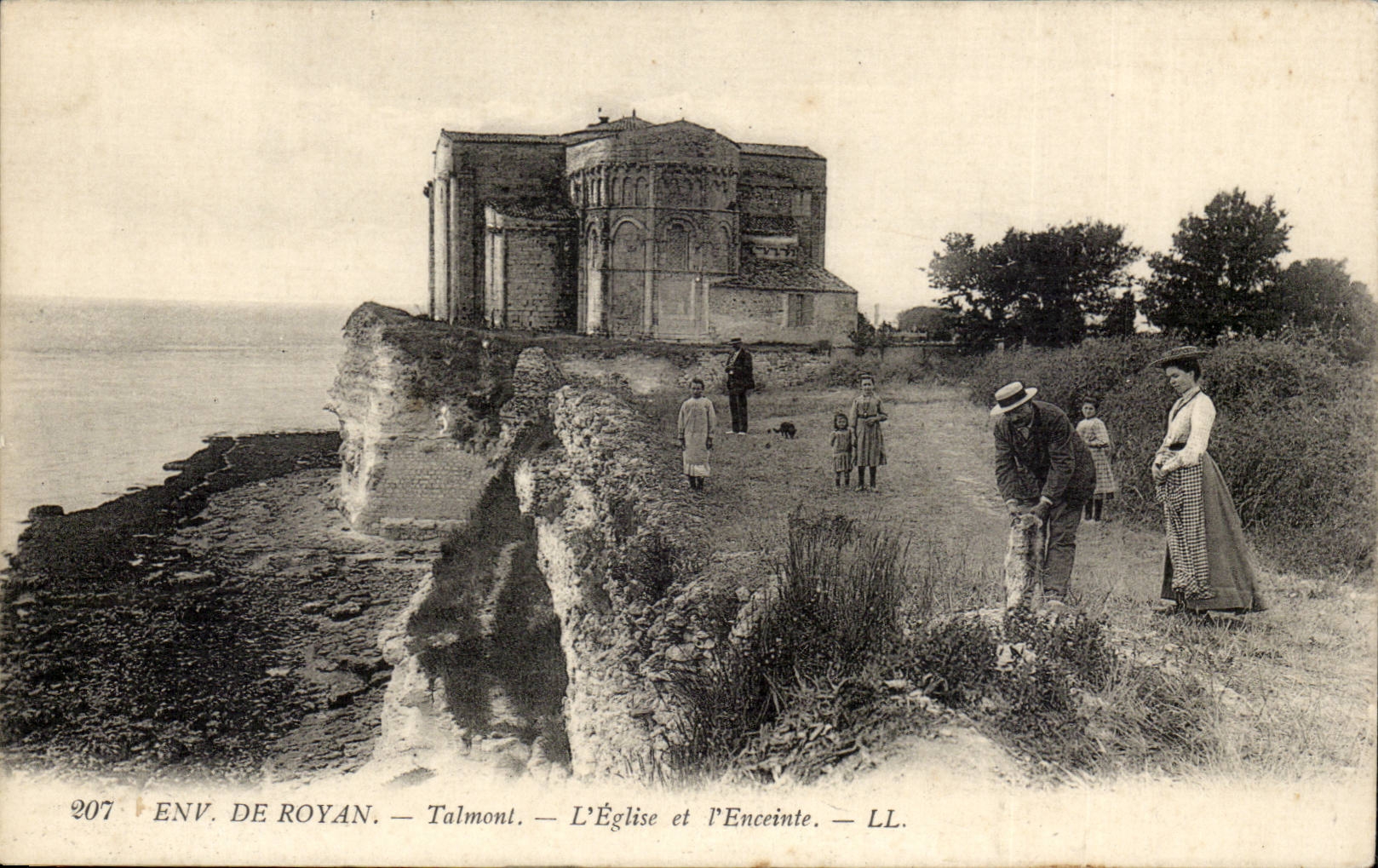 Environs de Royan CPA Talmont L'eglise et l'enceinte