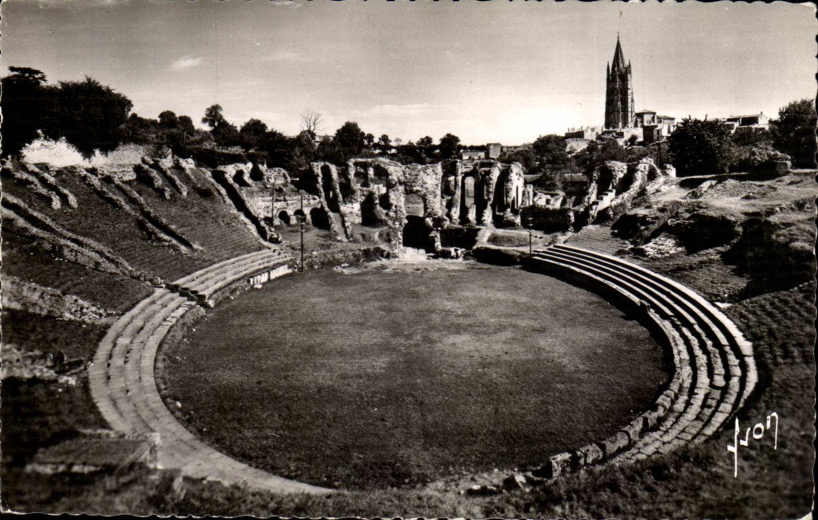 Saintes CPA Les ruines des arenes gallo romaines Vue d'ensemble 
