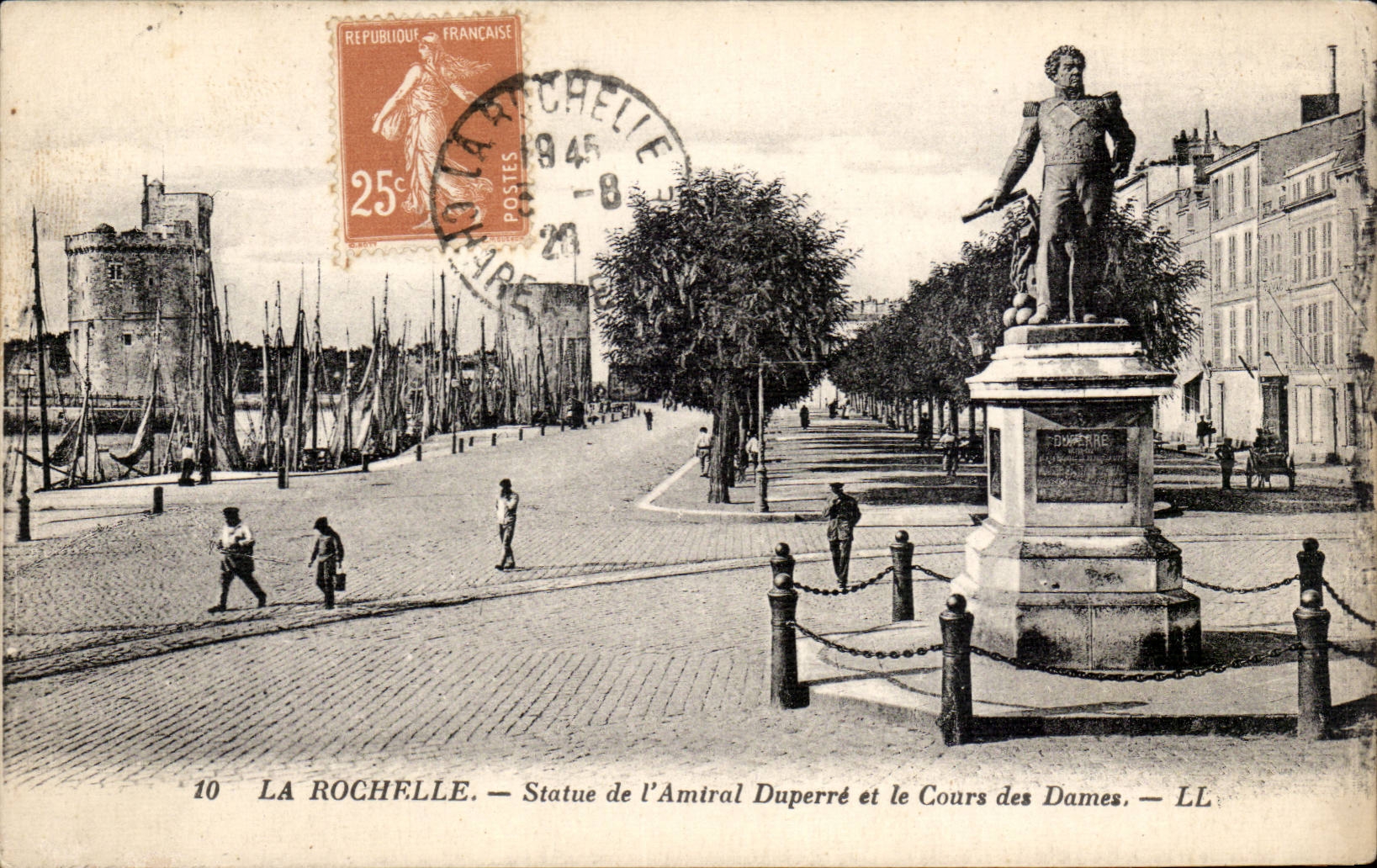 La Rochelle CPA Statue de l'amiral Duperre et le cours des DAmes
