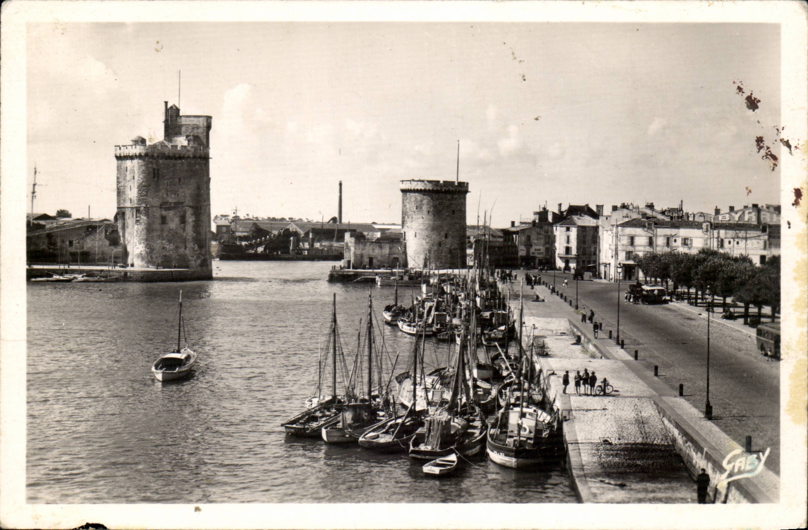 La Rochelle — Le Quai et les deux Tours de l'entrée du Port — Éditions Gaby, Nantes
