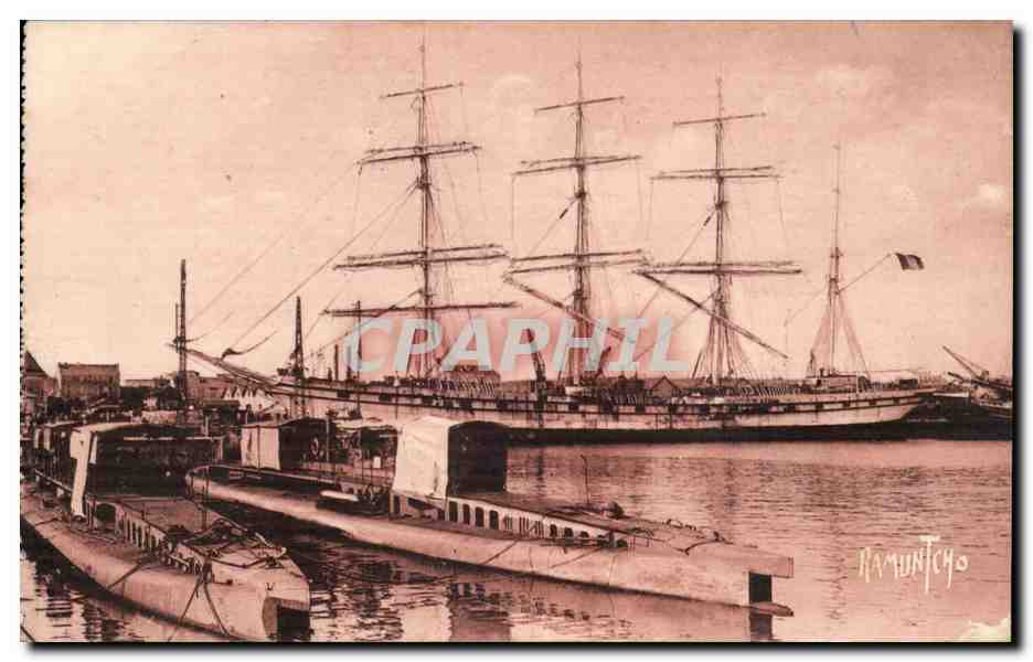 Port de La Pallice-Rochelle — vue du port avec un grand voilier et un sous-marin — Éditions Artiannes Ramond Bergewa