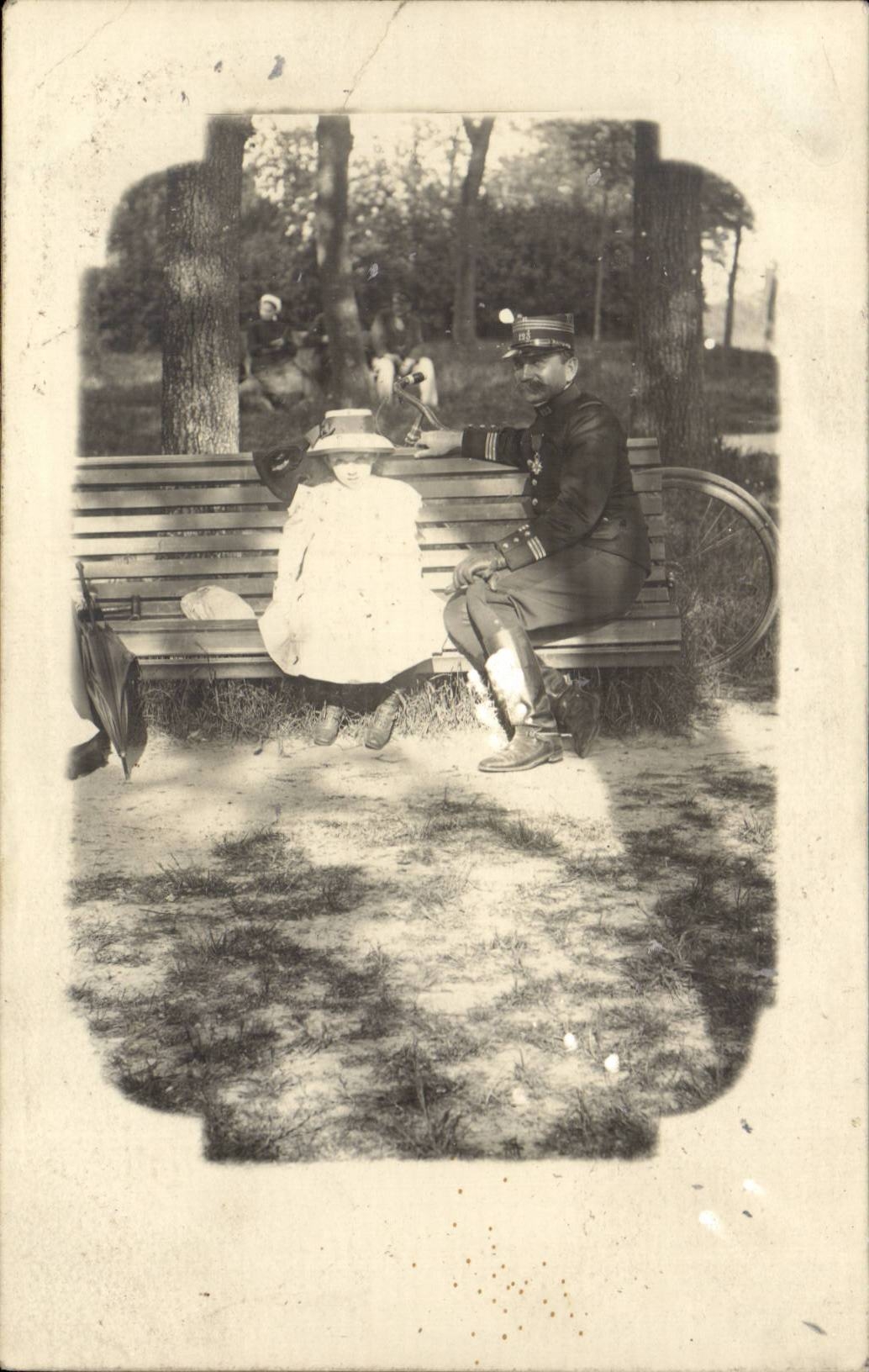 Soldier and child on bench — park — publisher La Rochelle, no. 17