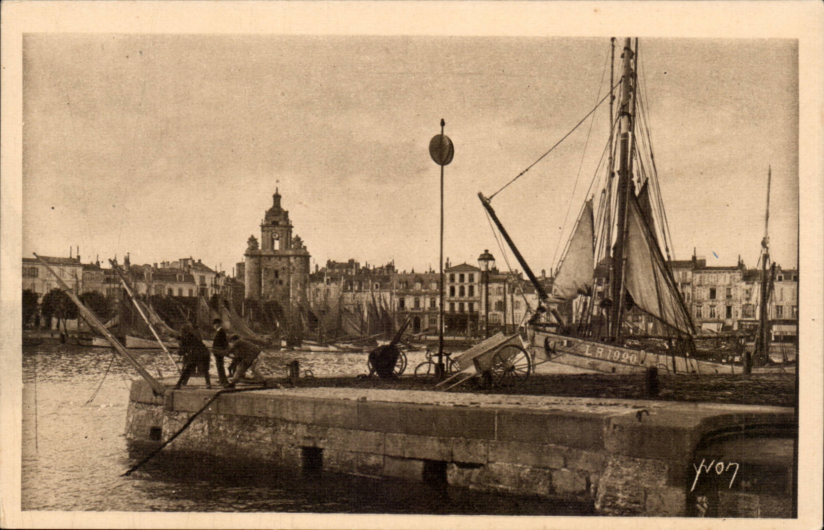 La Rochelle CPA Une vue des quais + publicite Chicorees a la bergere Koka Les plus reputees (cafe)