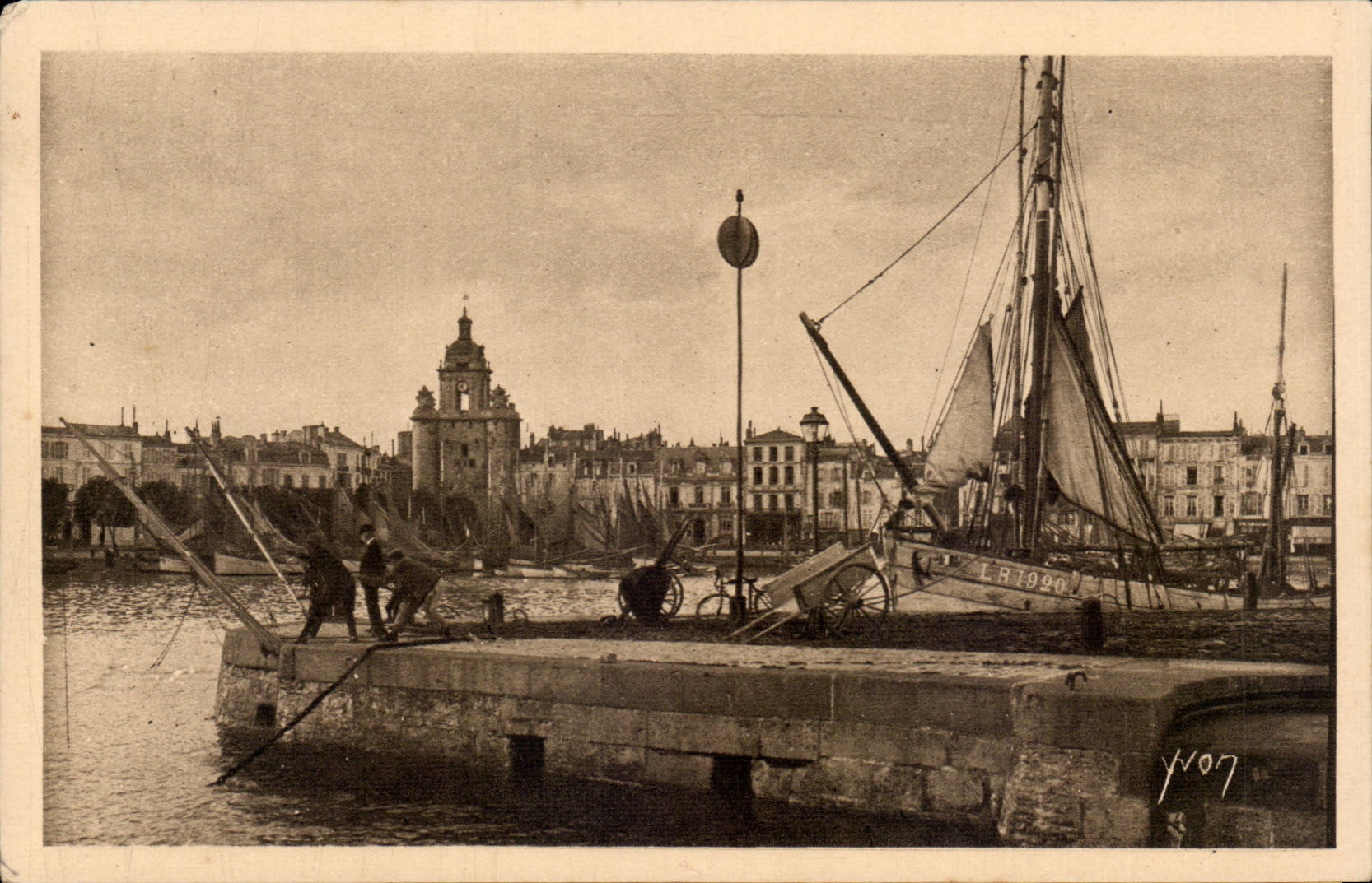 La Rochelle — Vue des Quais avec édifice à clocher — Édition d'Art YVON, n°16