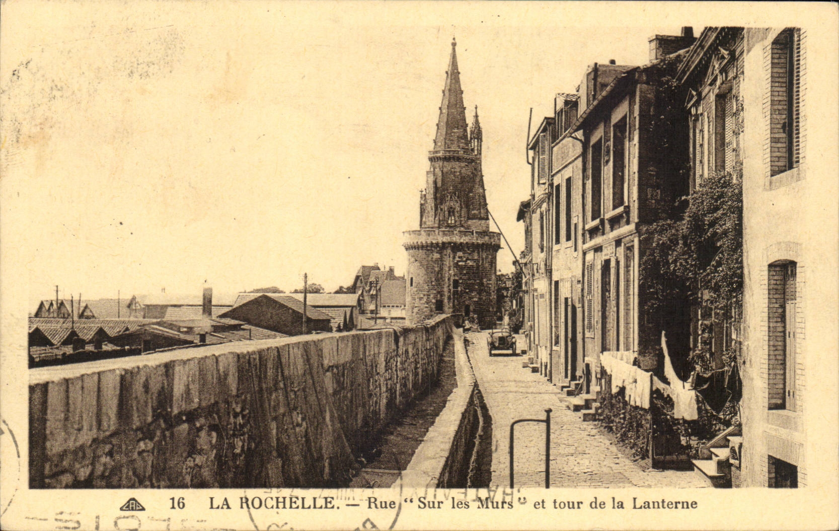 La Rochelle — Rue "Sur les Murs" et tour de la Lanterne