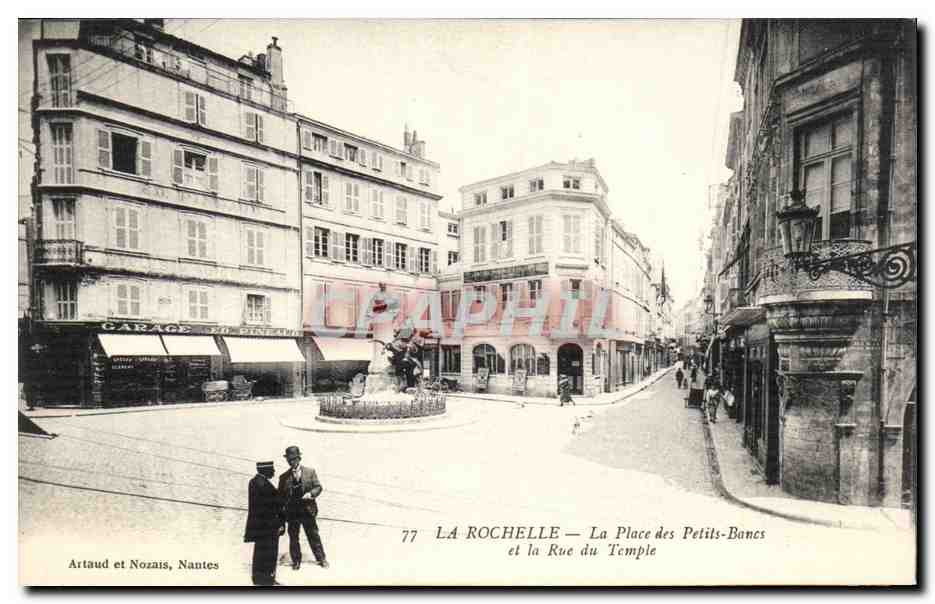 La Rochelle CPA La place des petits Bancs et la rue du temple (garage Pineaud)