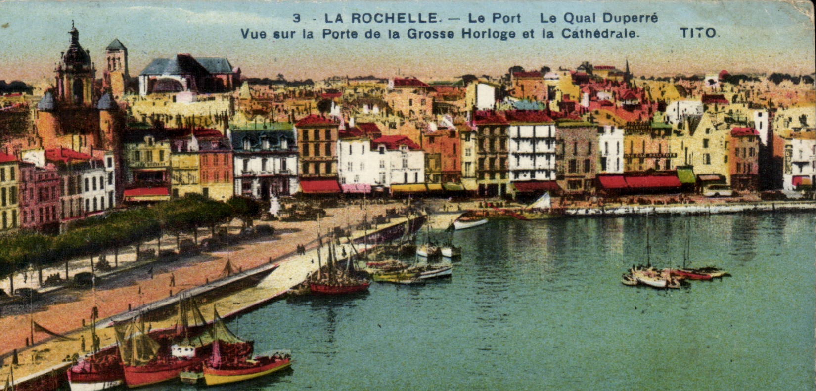 La Rochelle CPA Le port Le quai Duperre Vue sur la porte de la grosse horloge et la cathedrale