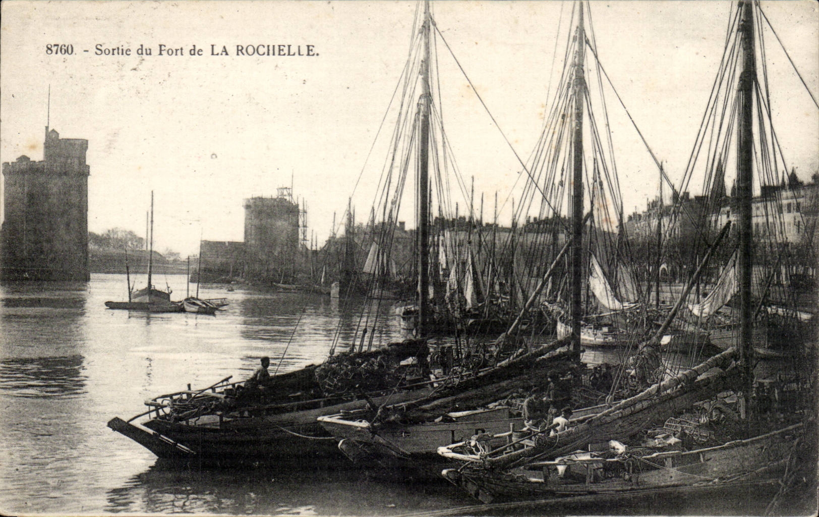 Sortie du Fort de LA ROCHELLE — vue du port avec bateaux — éditeur R. Bergévin, n° 8760