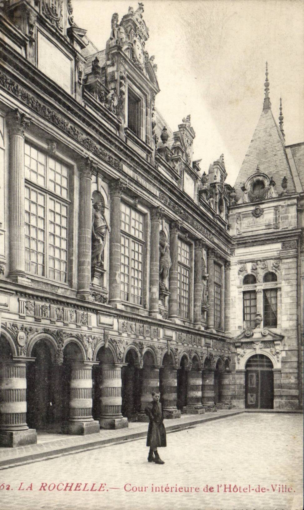 La Rochelle — Cour intérieure de l'Hôtel-de-Ville — éditeur CPAPHIL, n° 63