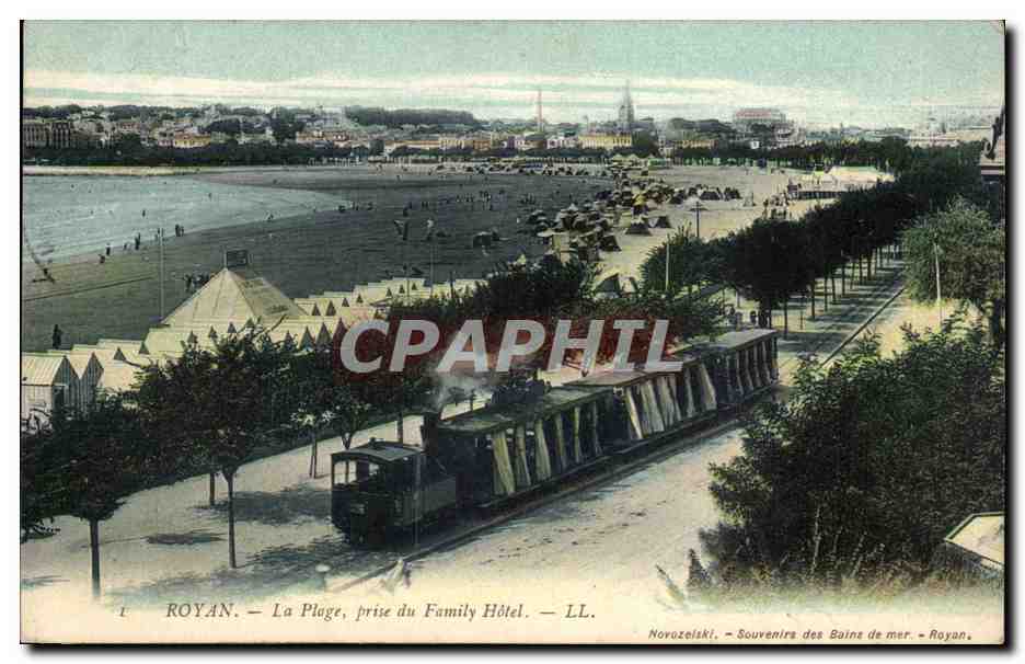 Royan CPA La plage prise du Family Hotel (train tramway)