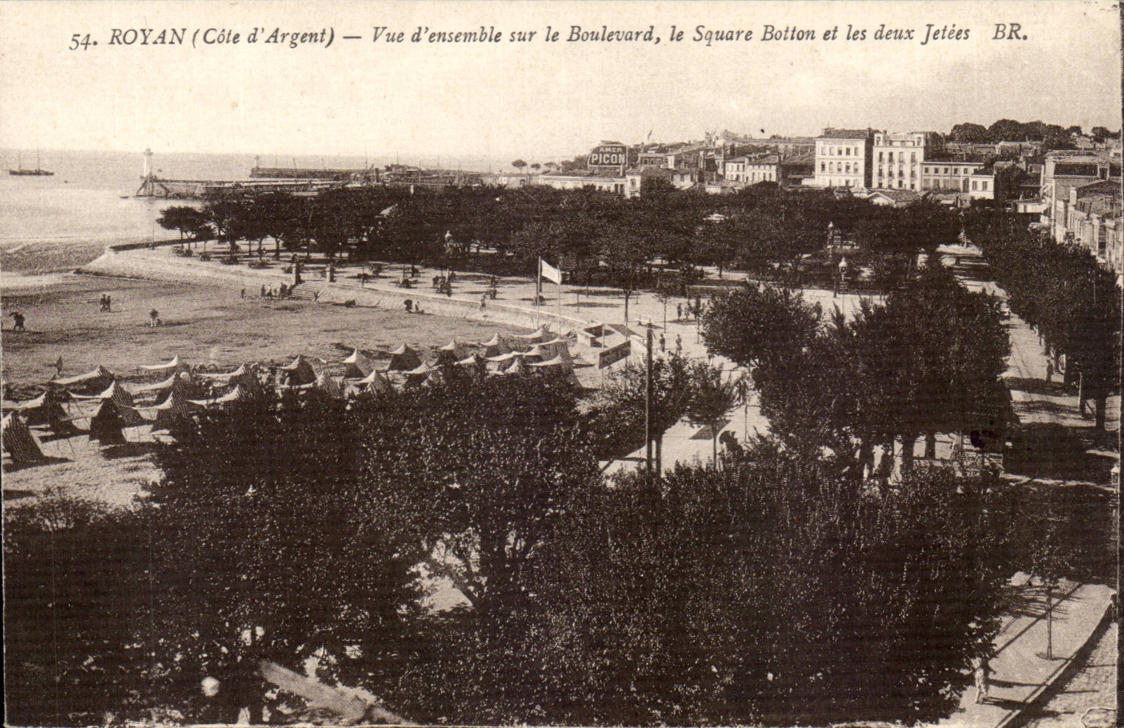 Royan CPA Vue d'ensemble sur le boulevard le square Botton et les deux jetees