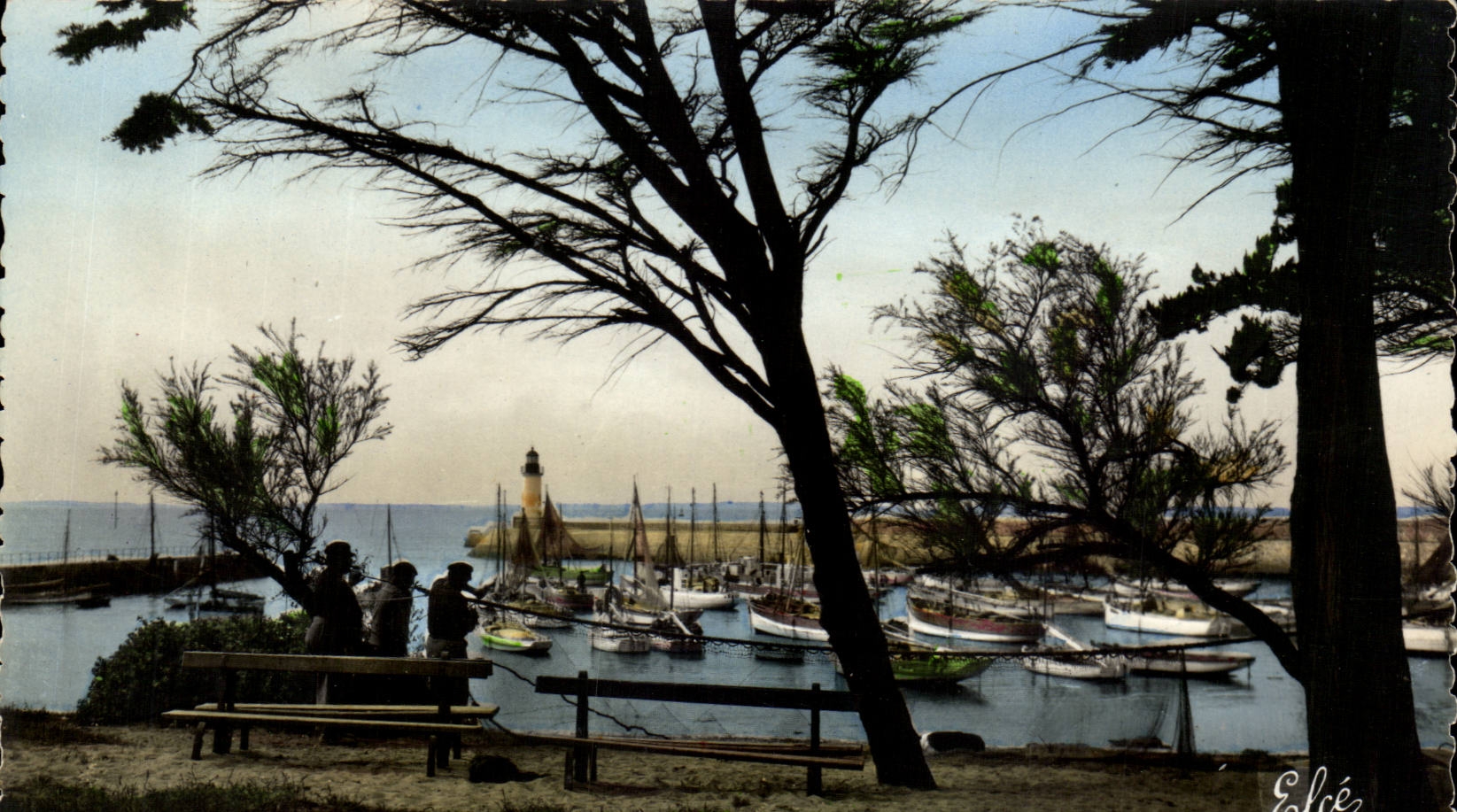 Ile d'oleron CPA La Cotiniere Le raccomodage des filets au port