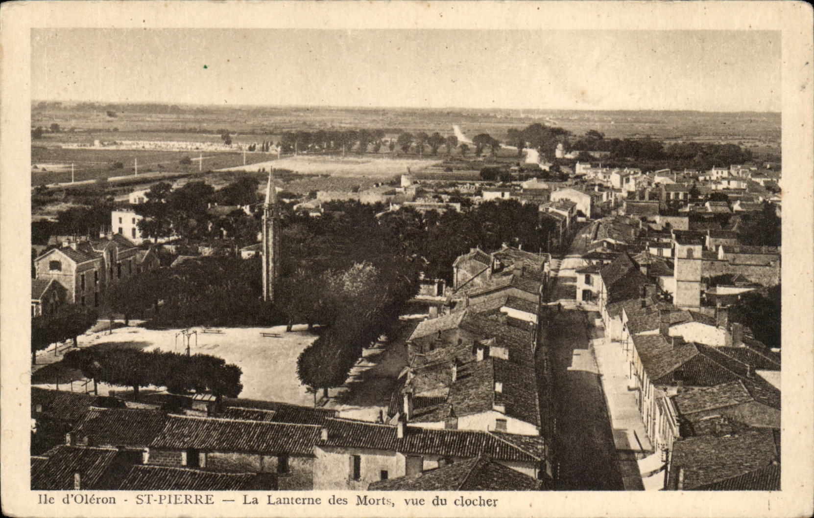 Ile d'Oleron - St Pierre - La Lanterne des morts - vue du clocher - CPA 