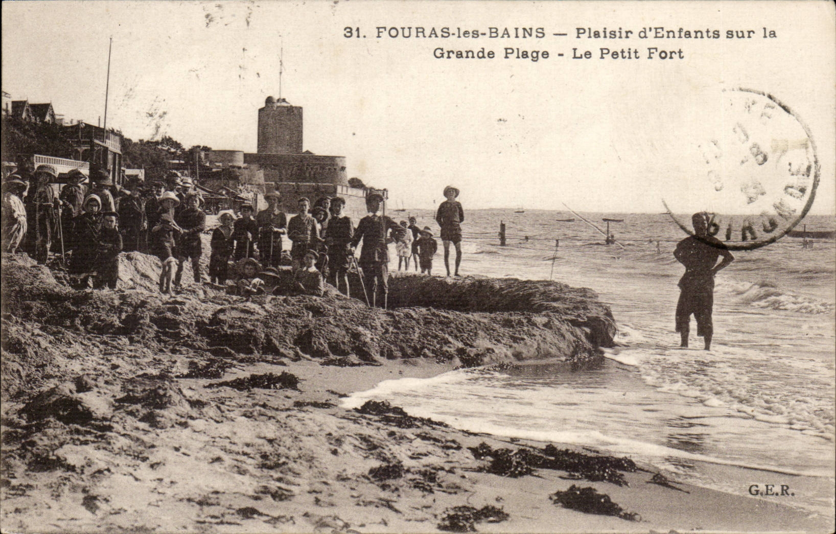 Fouras - les bains - Plaisir d' Enfants sur la Grande Plage - Le Petit Fort - CPA 