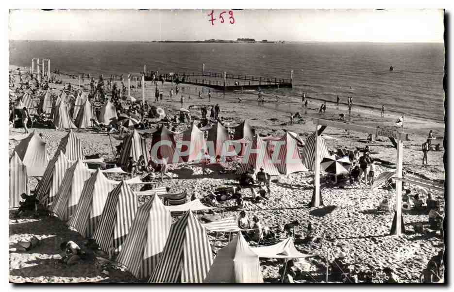 Fouras CPA La plage et la piscine au fond l'ile madame (voley ball)