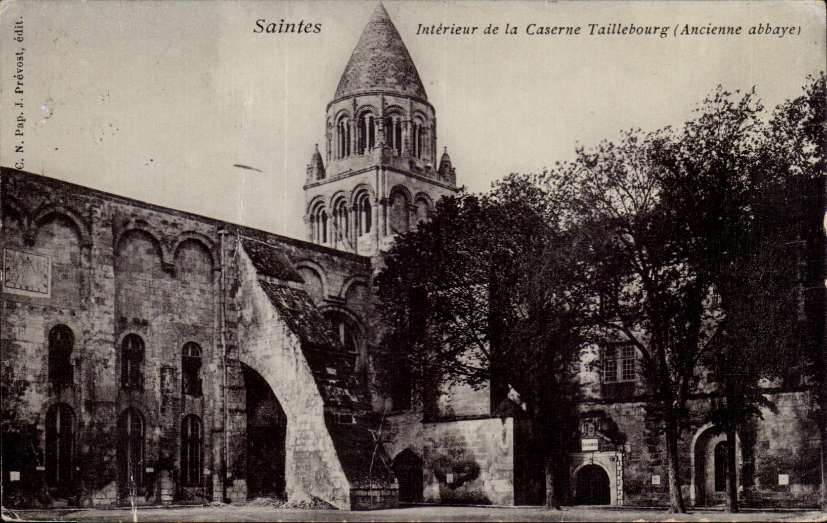Saintes CPA Interieur de la caserne Taillebourg (ancienne abbaye)