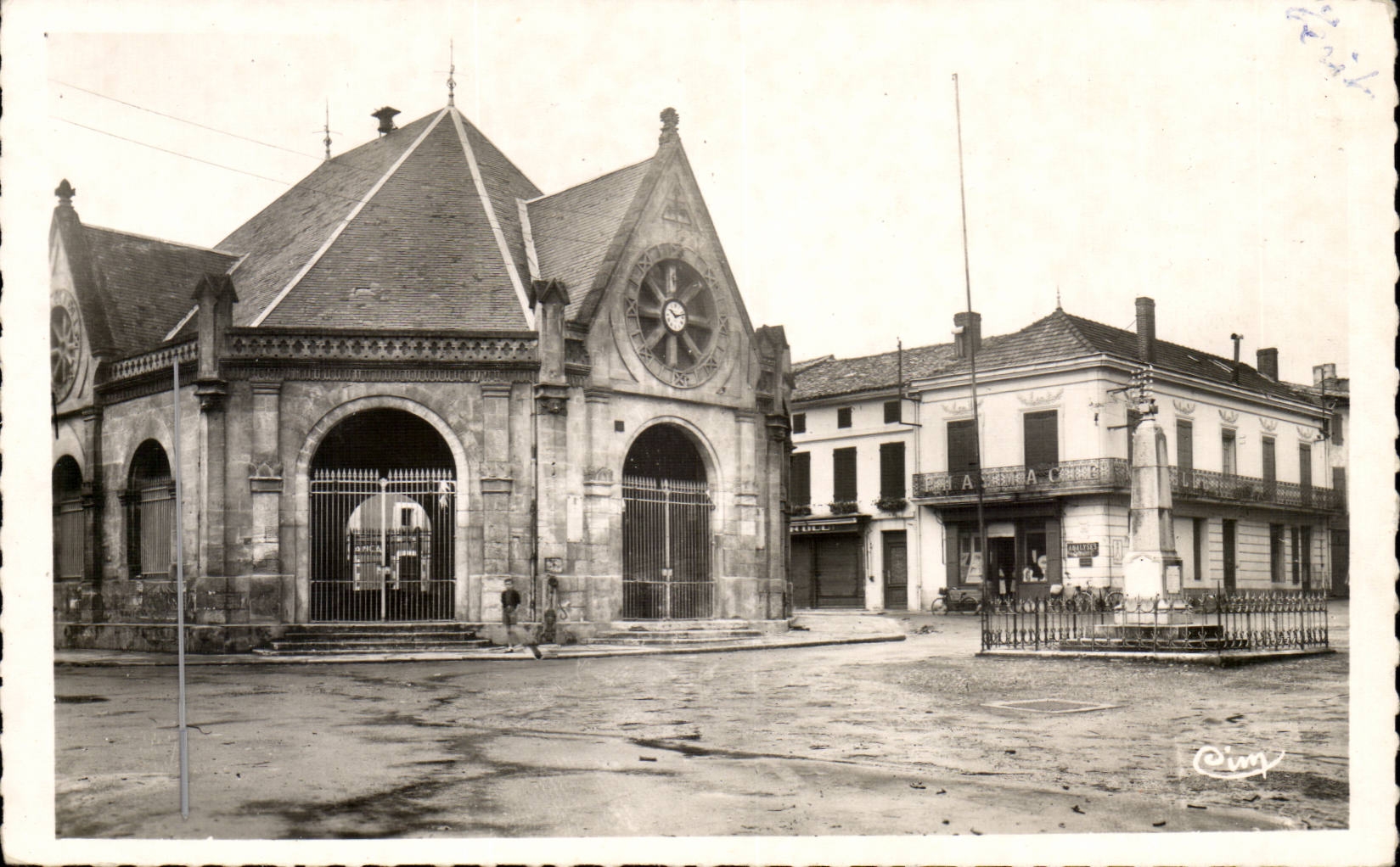 Les Halles et le Monument aux Morts — Montendre-les-Pins (Charente-Maritime) — Édition Cing