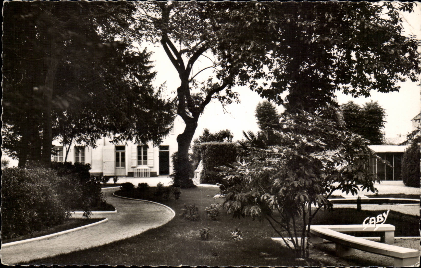 Marans CPA L'hotel de ville et les jardins