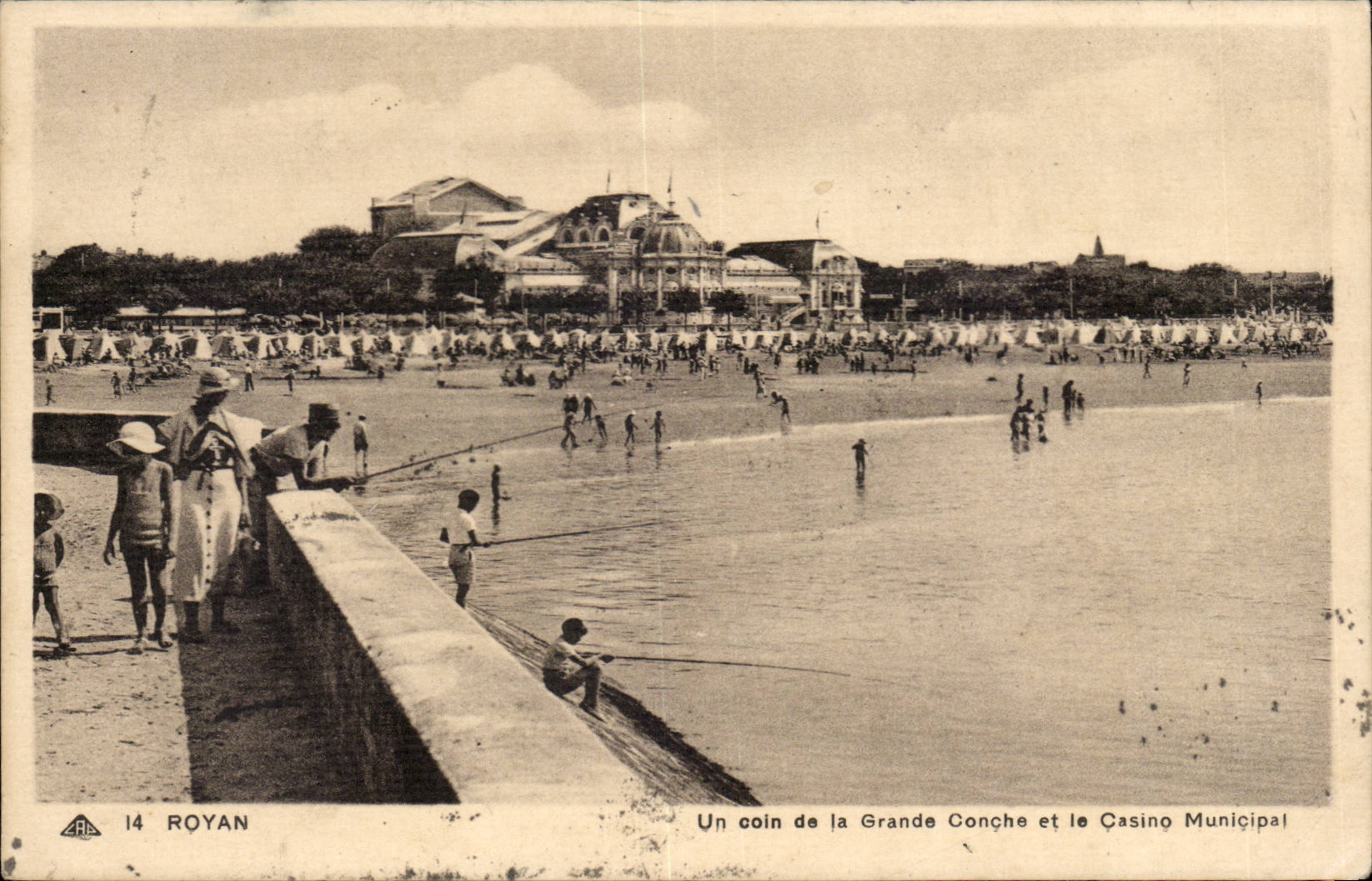 Royan CPA Un coin de la grande conche et le casino municipal