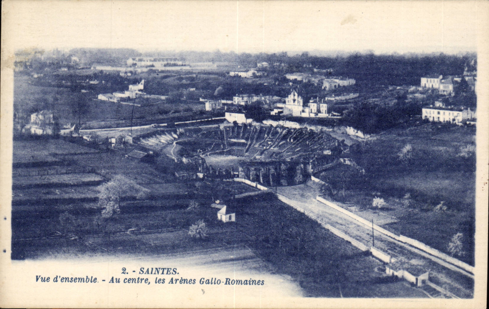 Saintes CPA Vue d'ensemble Au centre les arenes gallo romaines