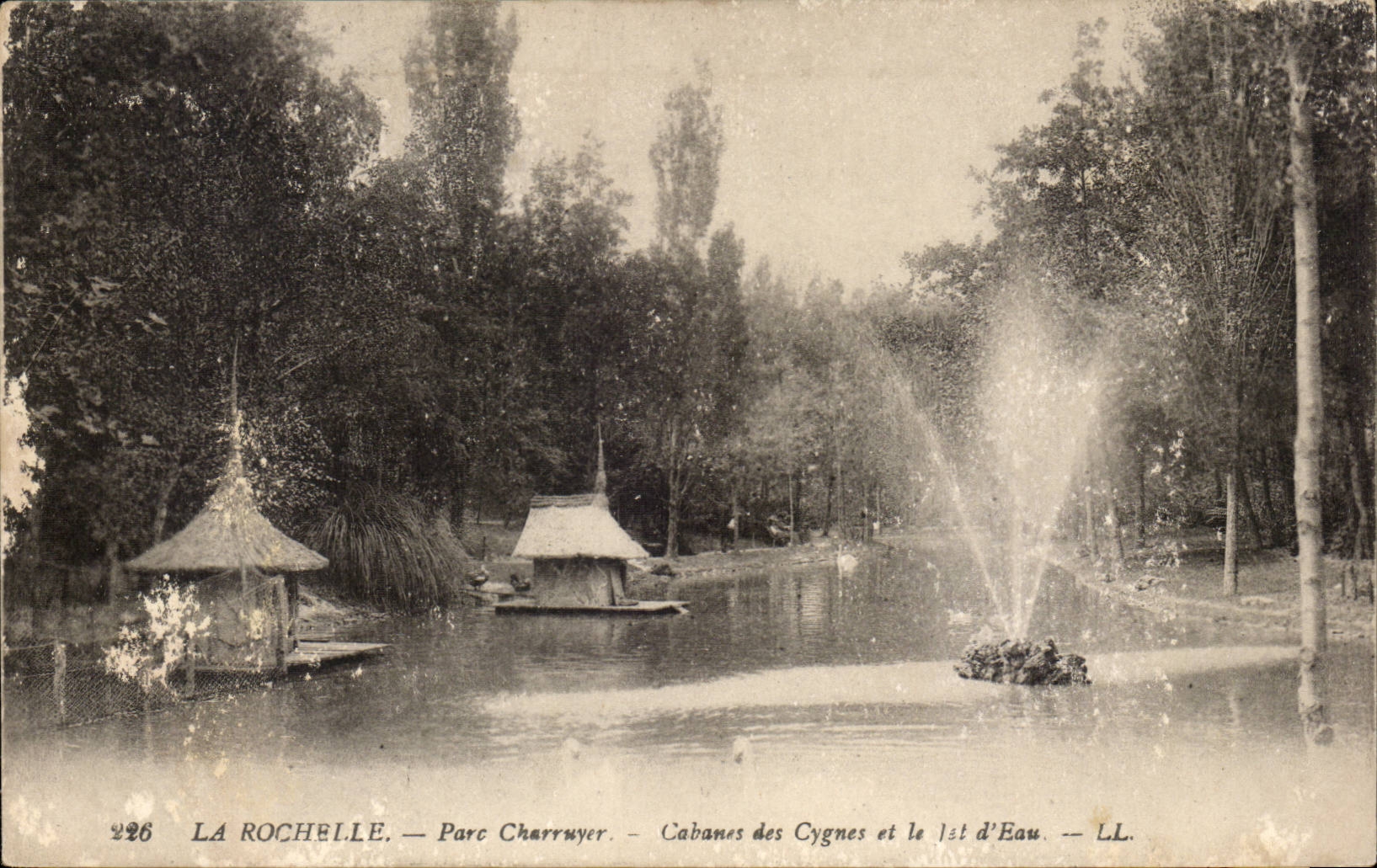 La Rochelle CPA Parc Cherruyer Cabas des cygnes et le jet d'eau