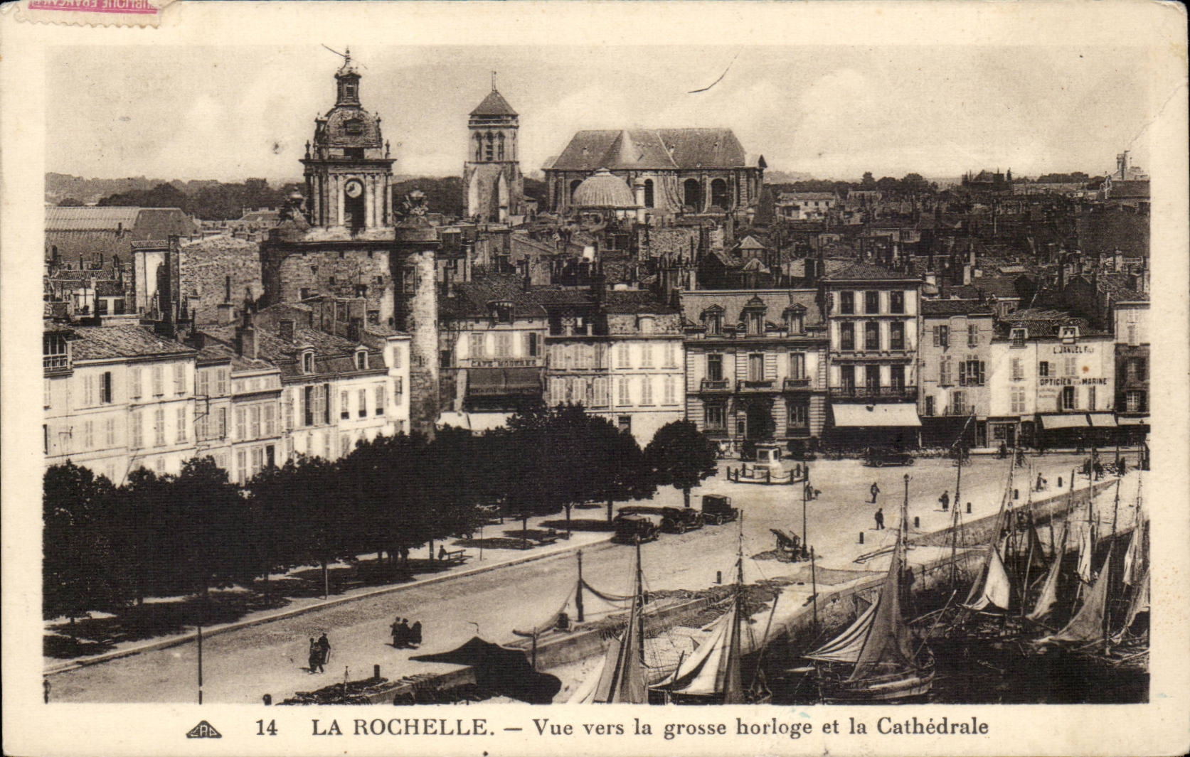 La Rochelle — Vue vers la grosse horloge et la Cathédrale — C. des Arts Photographiques
