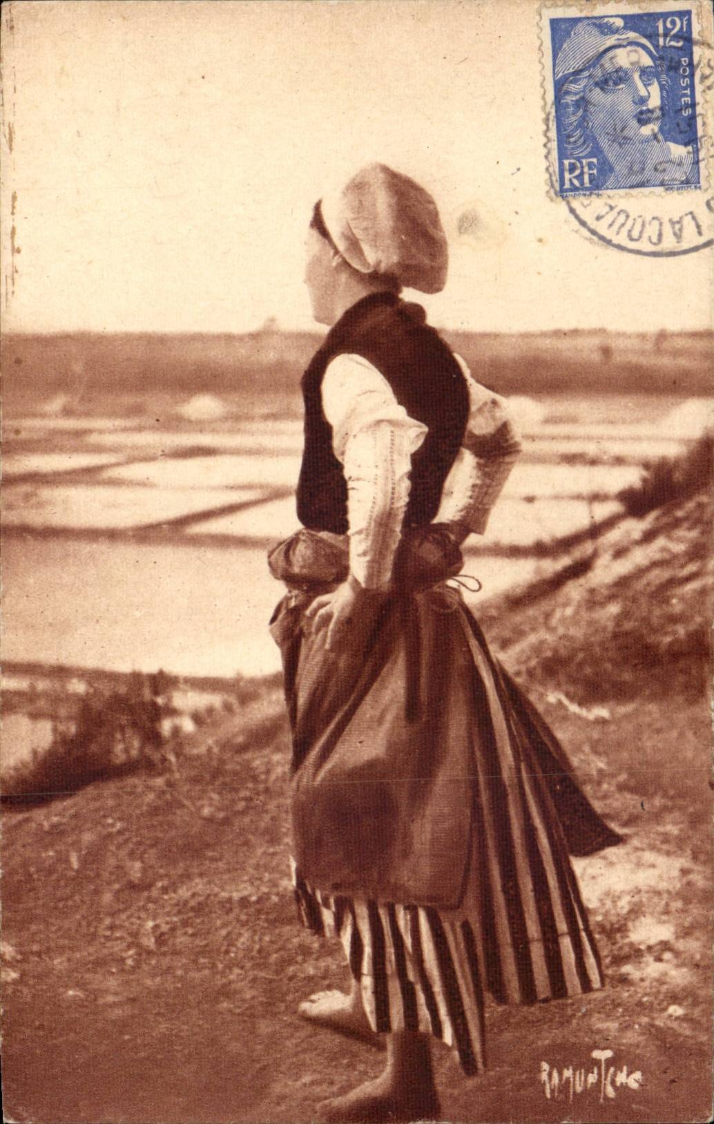 Ile de Re CPA La femme du SAulnier 
