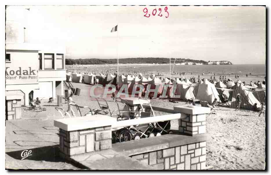 La Plage à Saint-Georges-de-Didonne — vue de la plage avec tentes et stand Kodak — éditeur Réal-Photo, n° 2023
