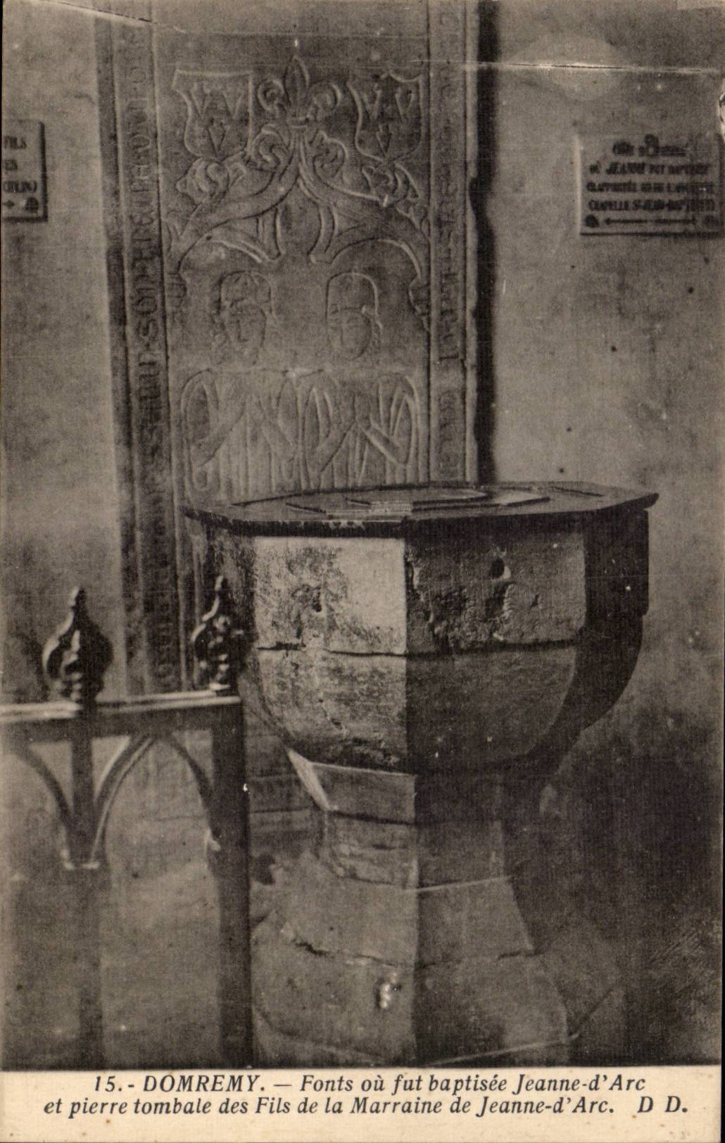 Domrémy — Fonts où fut baptisée Jeanne-d'Arc et pierre tombale des Fils de la Marraine de Jeanne-d'Arc