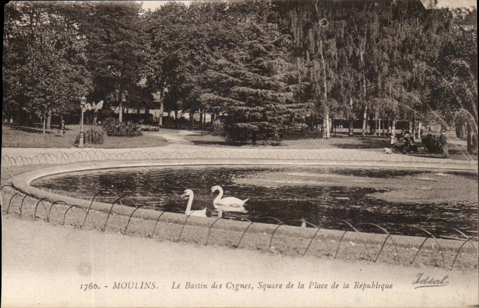 Moulins CPA Le bassin des cygnes square de la place de la republique (swan cygne)