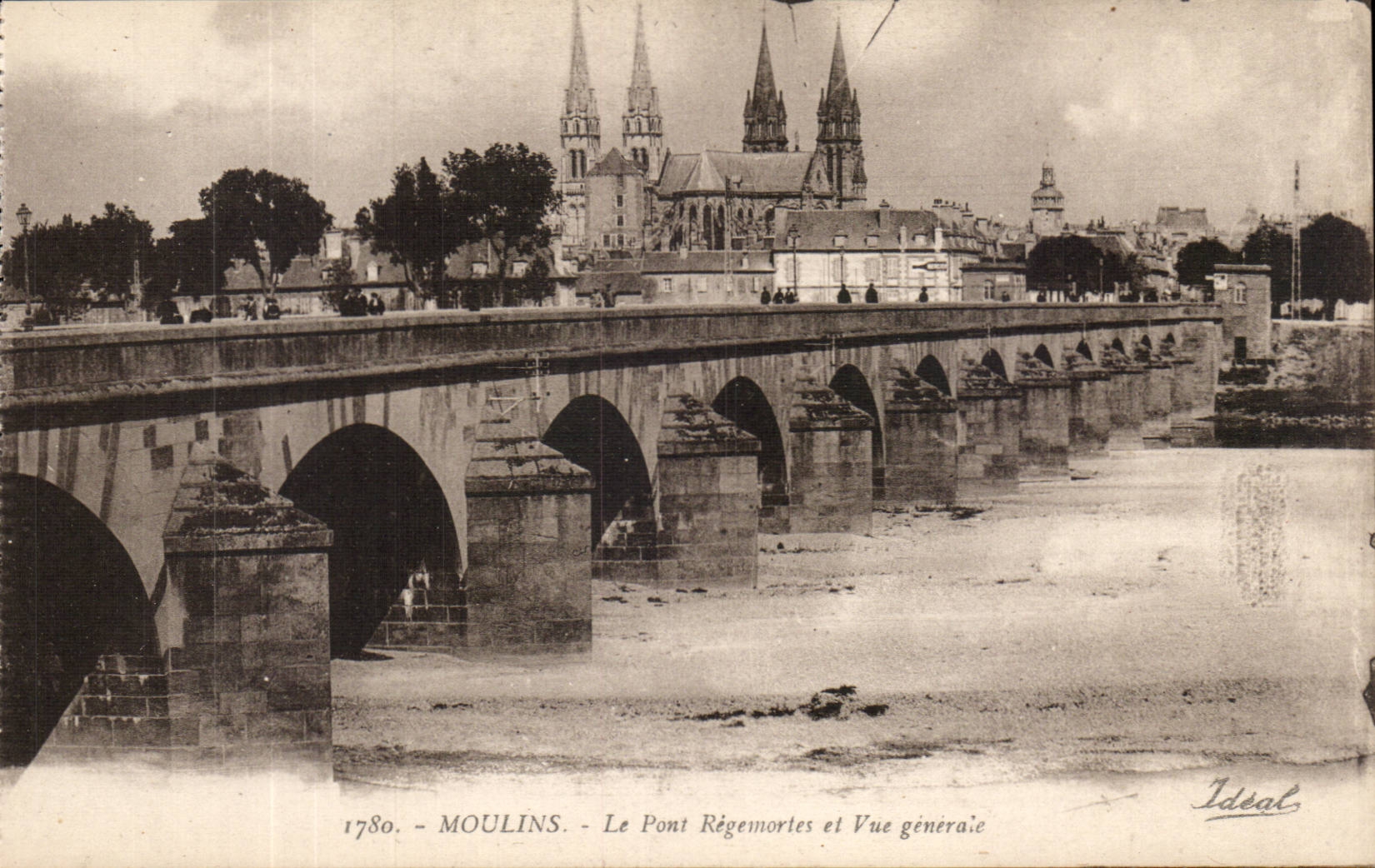 Moulins CPA le pont Regemortes et vue generale