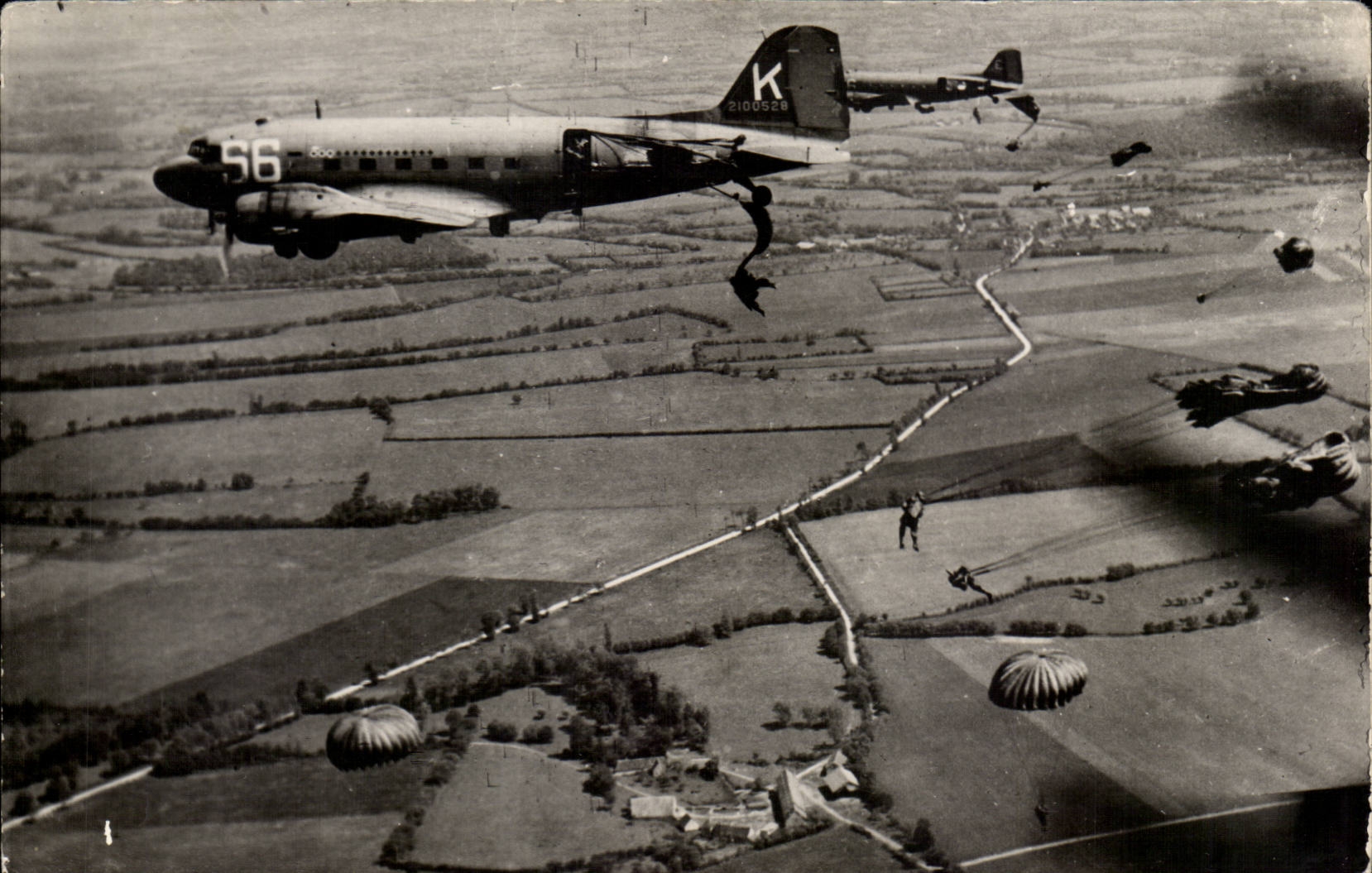 CPA PHOTO Bombardier et parachutistes