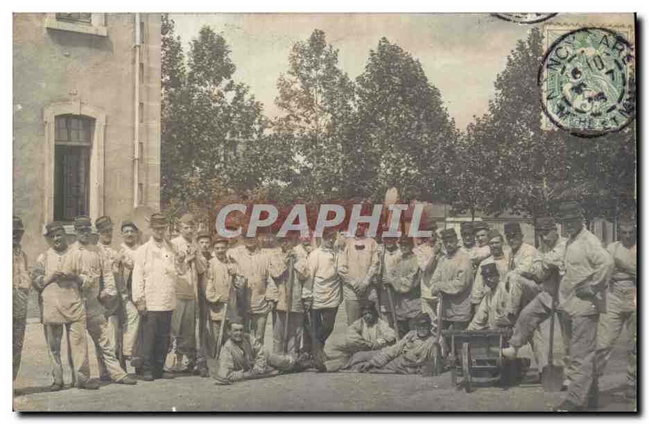 Groupe de travailleurs — devant un bâtiment — B. Guttelmann, Bresping et Cie, Paris