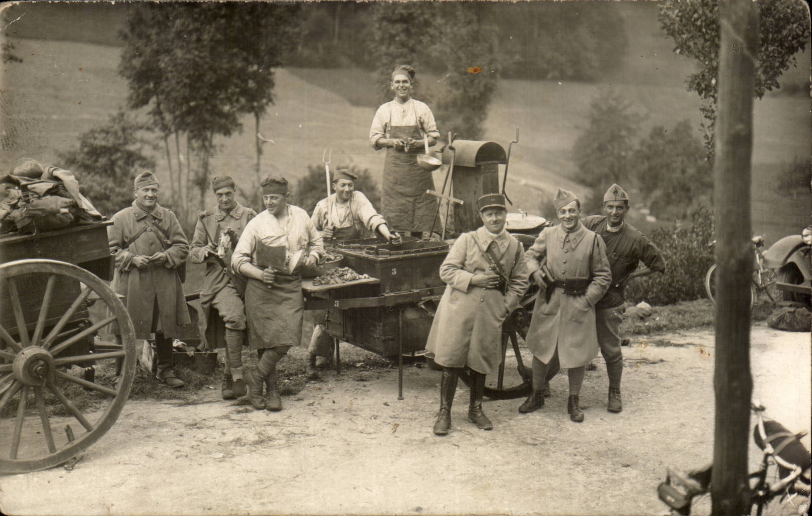 CPA CARTE PHOTO Militaria Cuisine Soldats TOP