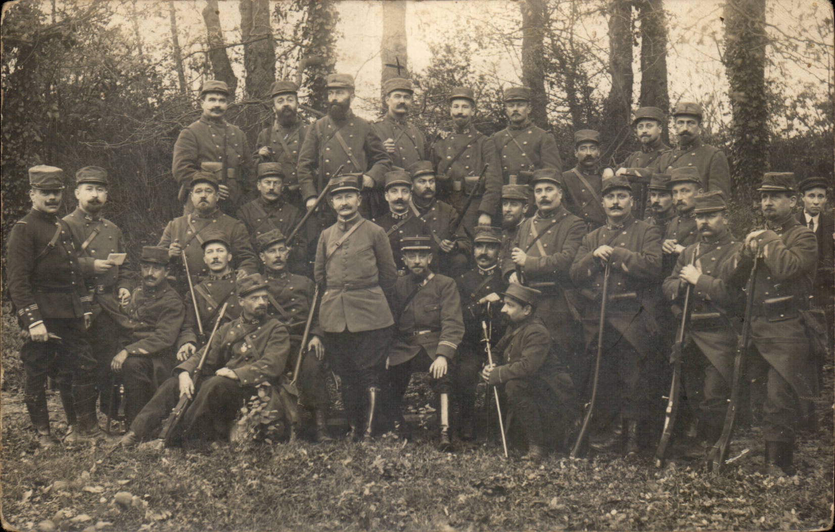 CPA Militaria CARTE PHOTO Regiment soldats