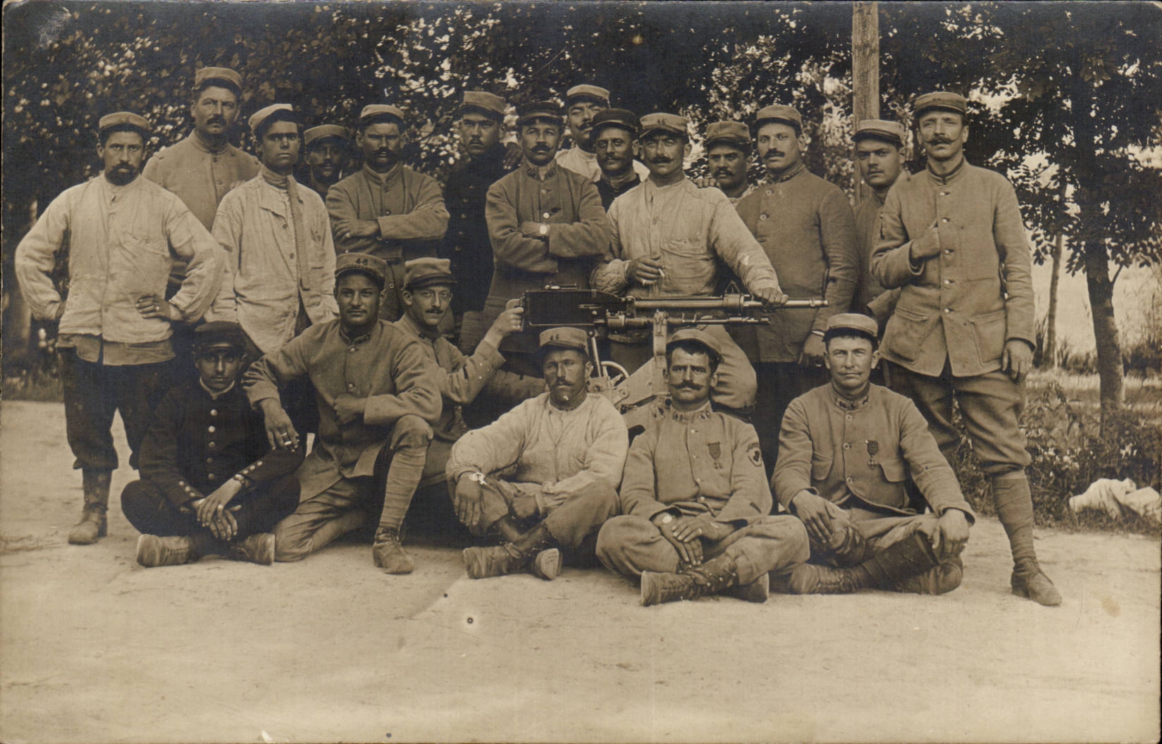 CPA Militaria CARTE PHOTO Regiment soldats Mitrailleuse