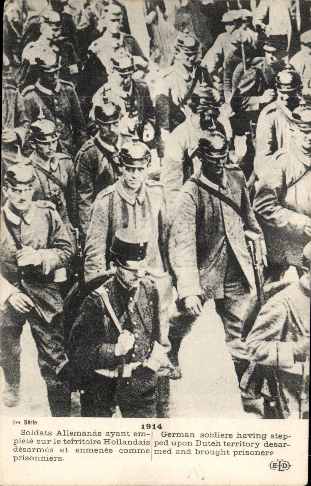 CPA Militaria Soldats allemands ayant empiete sur le territoire hollandais