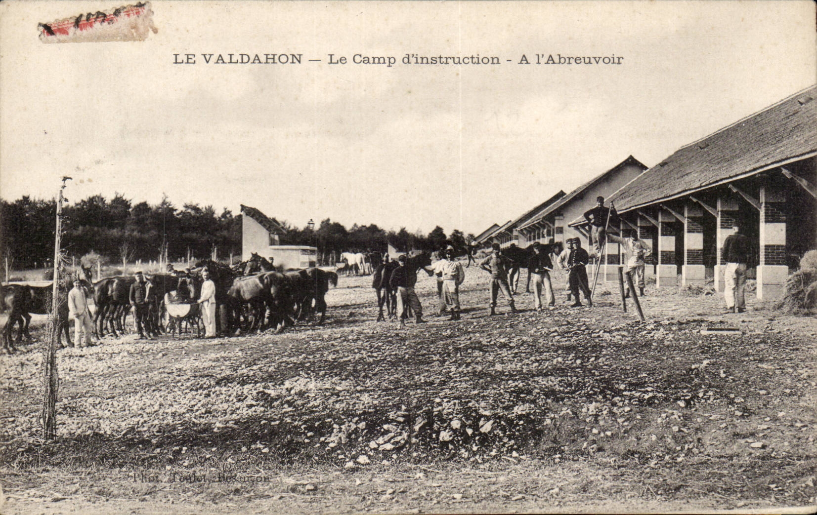 CPA Militaria Le Valdahon Le camp d'instruction a l'abreuvoir (cheval chevaux)