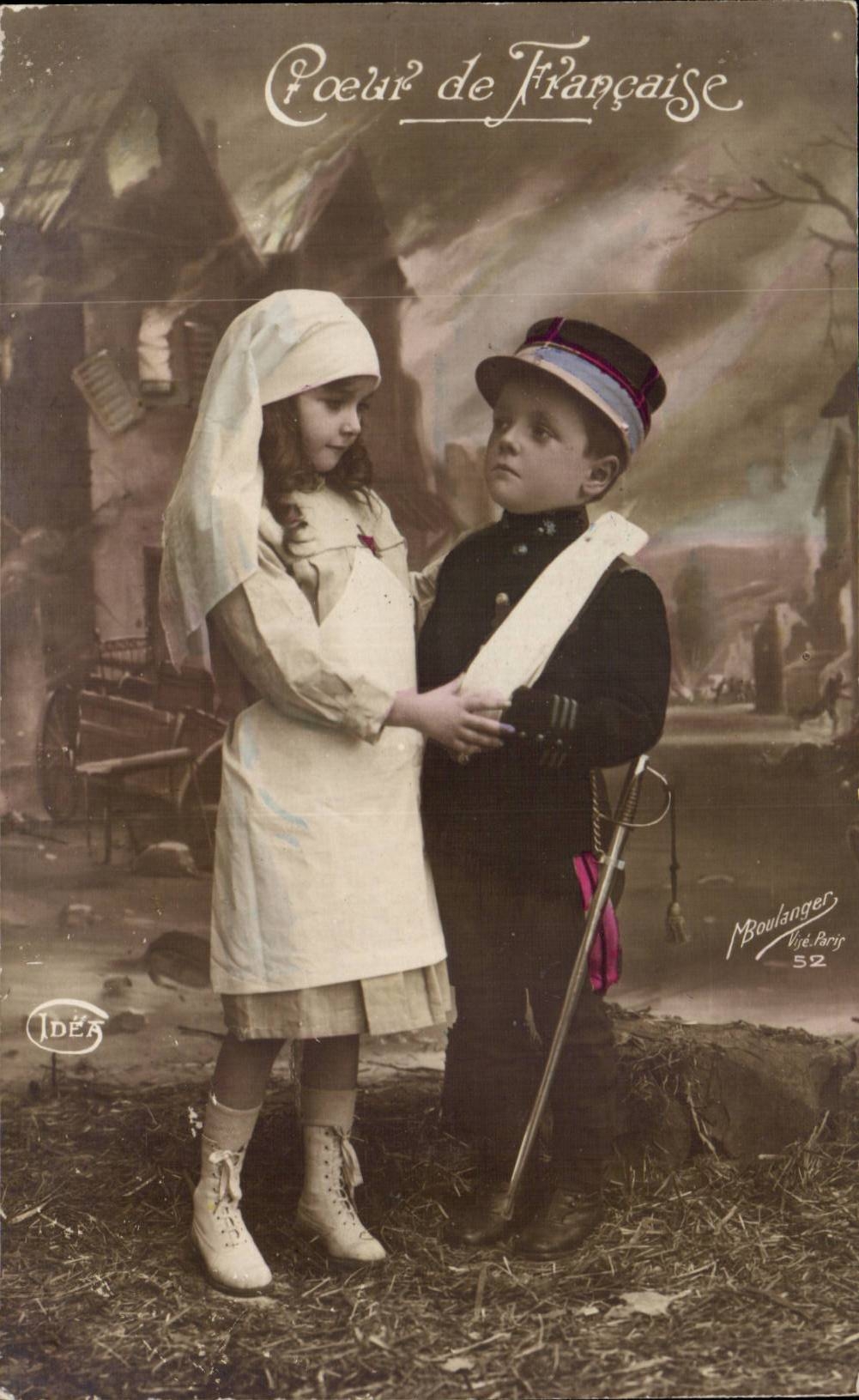 CPA Militaria Coeur de francaise (enfants infirmiere)