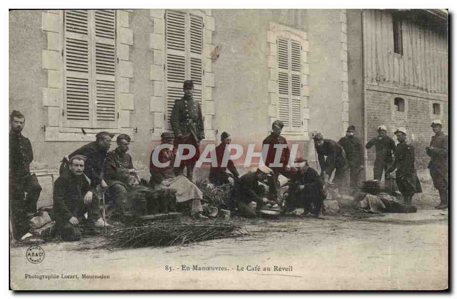 CPA Militaria En manoeuvres Le cafe au reveil