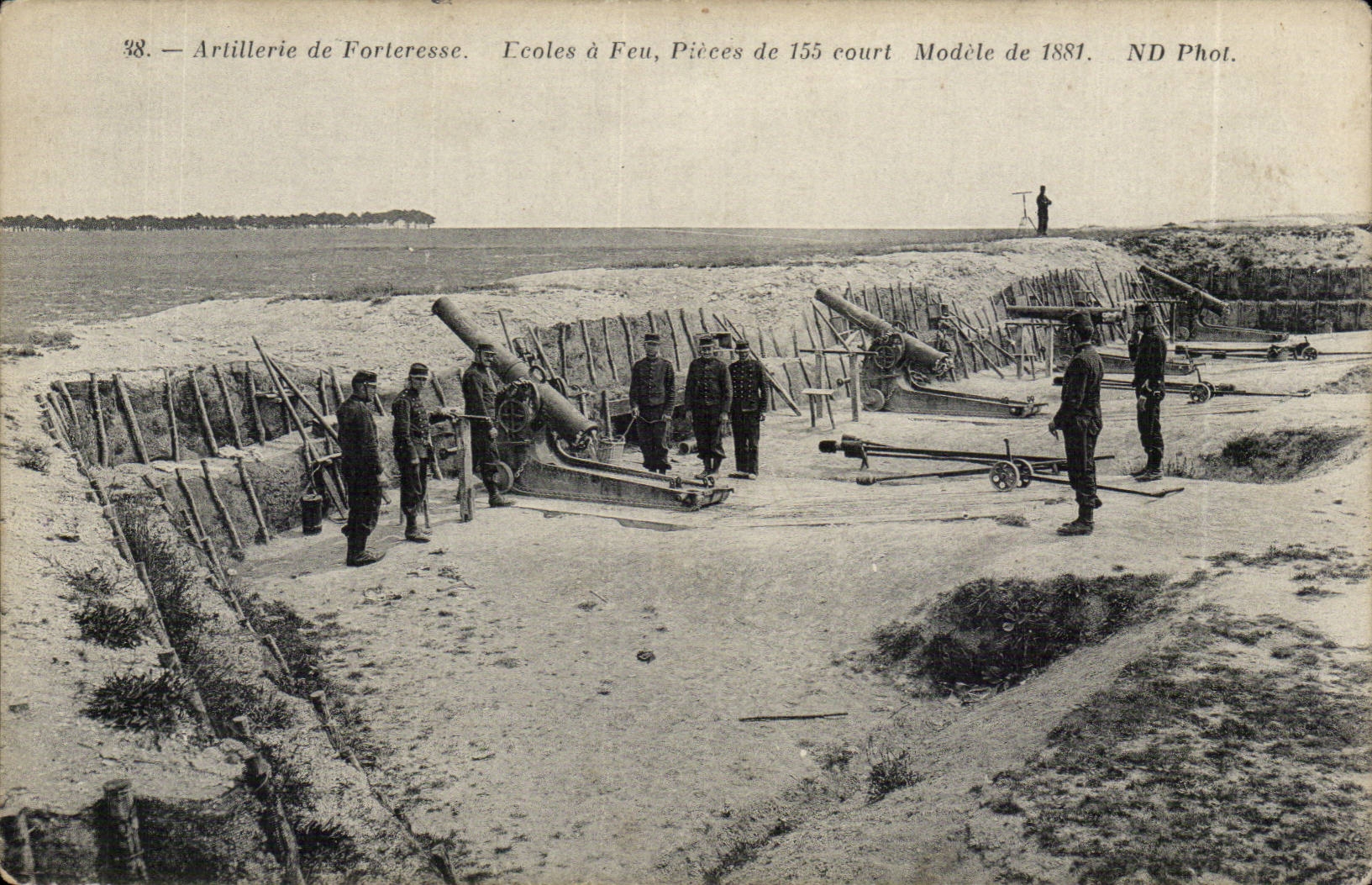 CPA Militaria Artillerie de forteresse Ecoles a feu Pieces de 155 court Modele de 1881 (canons)