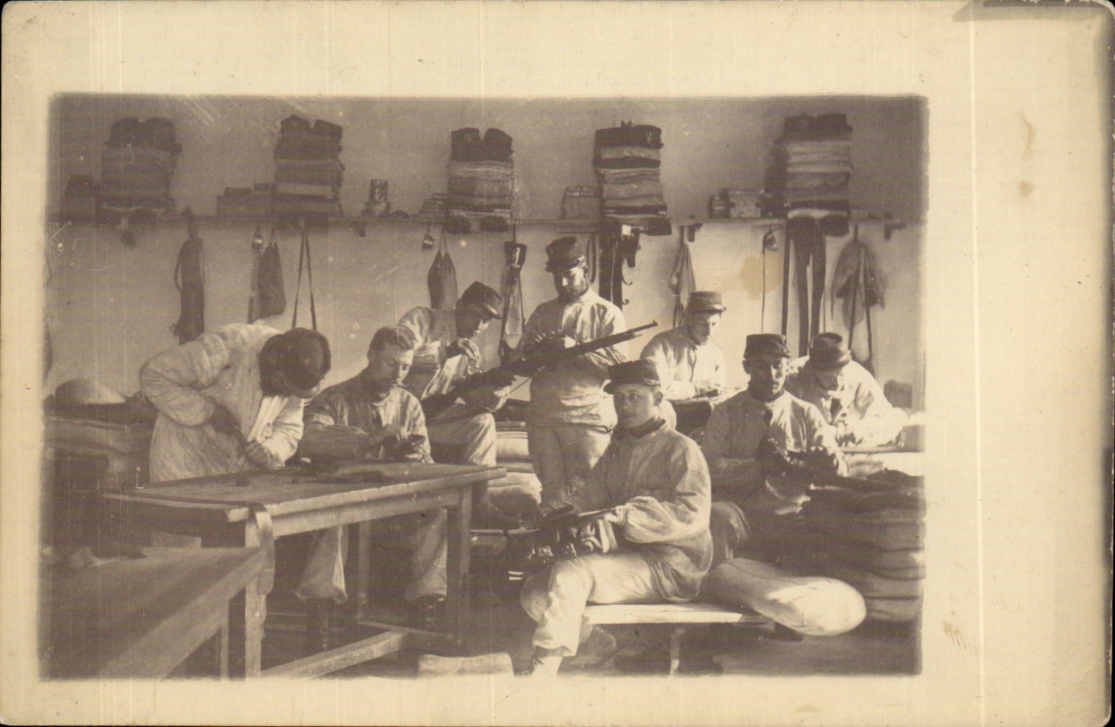 CPA Militaria Soldats netttoyant leurs fusils