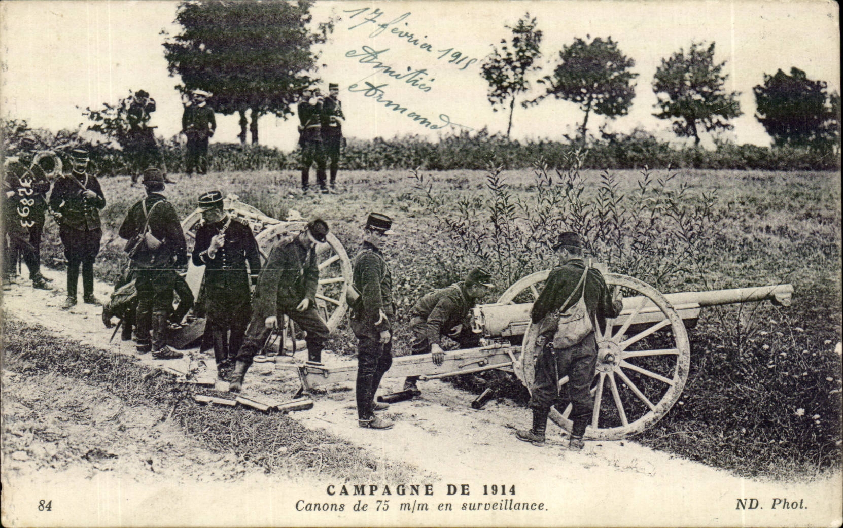 CPA Militaria L'artillerie francaise Canons de 75 en surveillance