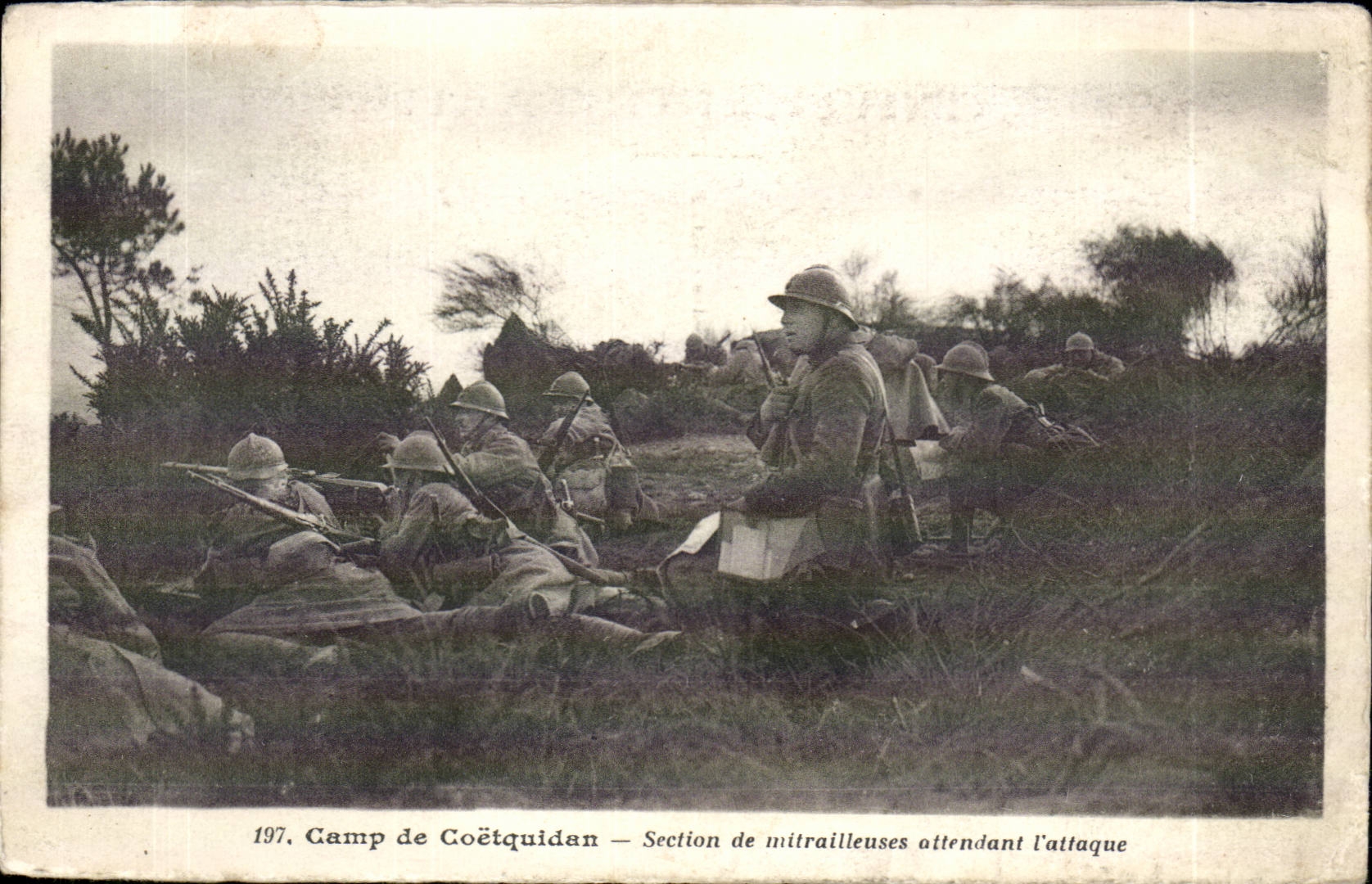 CPA Militaria CAmp de Coetquidan SEction de mitrailleuses attendant l'attaque