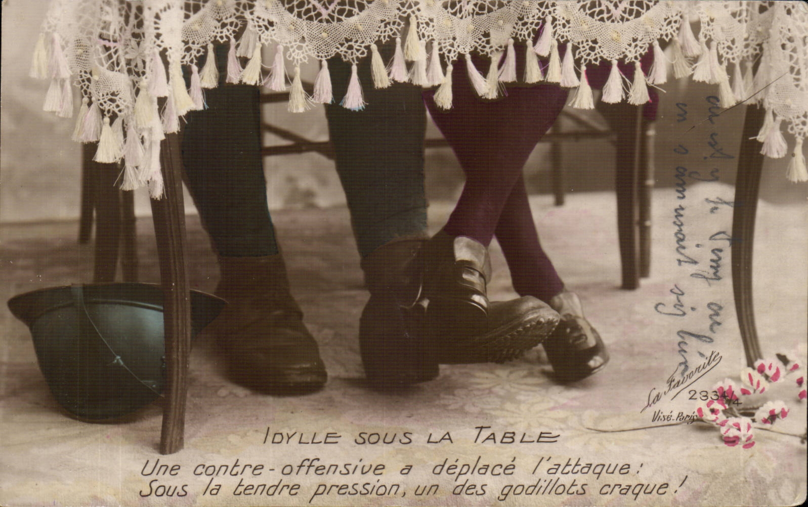 Idylle sous la table — Une contre-offensive a déplacé l'attaque : Sous la tendre pression, un des godillots craque ! — La Favorite, n° 2334, Visé, Paris