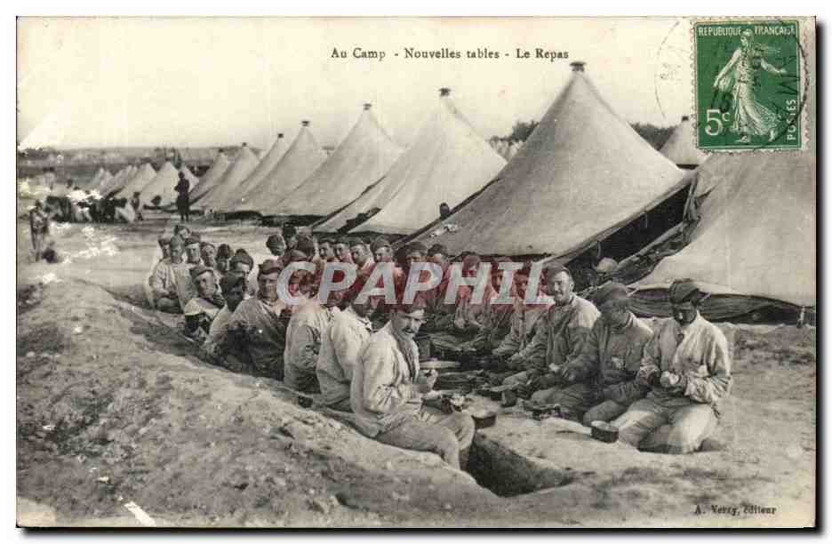 CPA Militaria Au camp Nouvelles tables Le repas