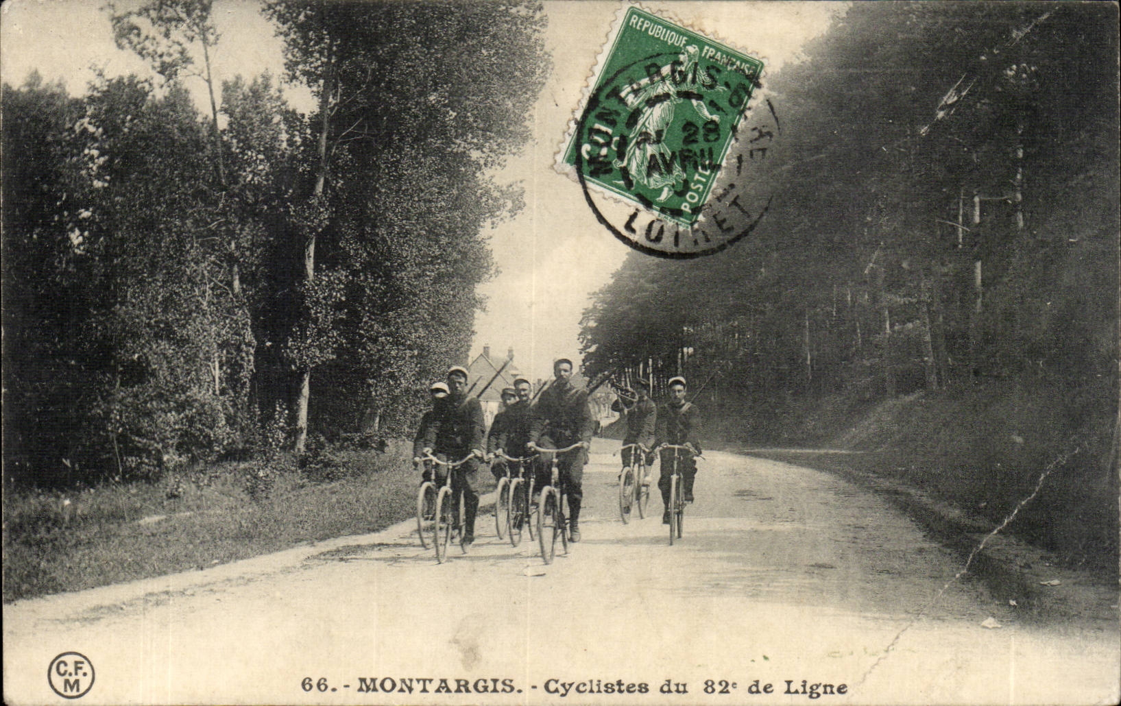 CPA Militaria Montargis Cyclistes du 82eme ligne (velo)