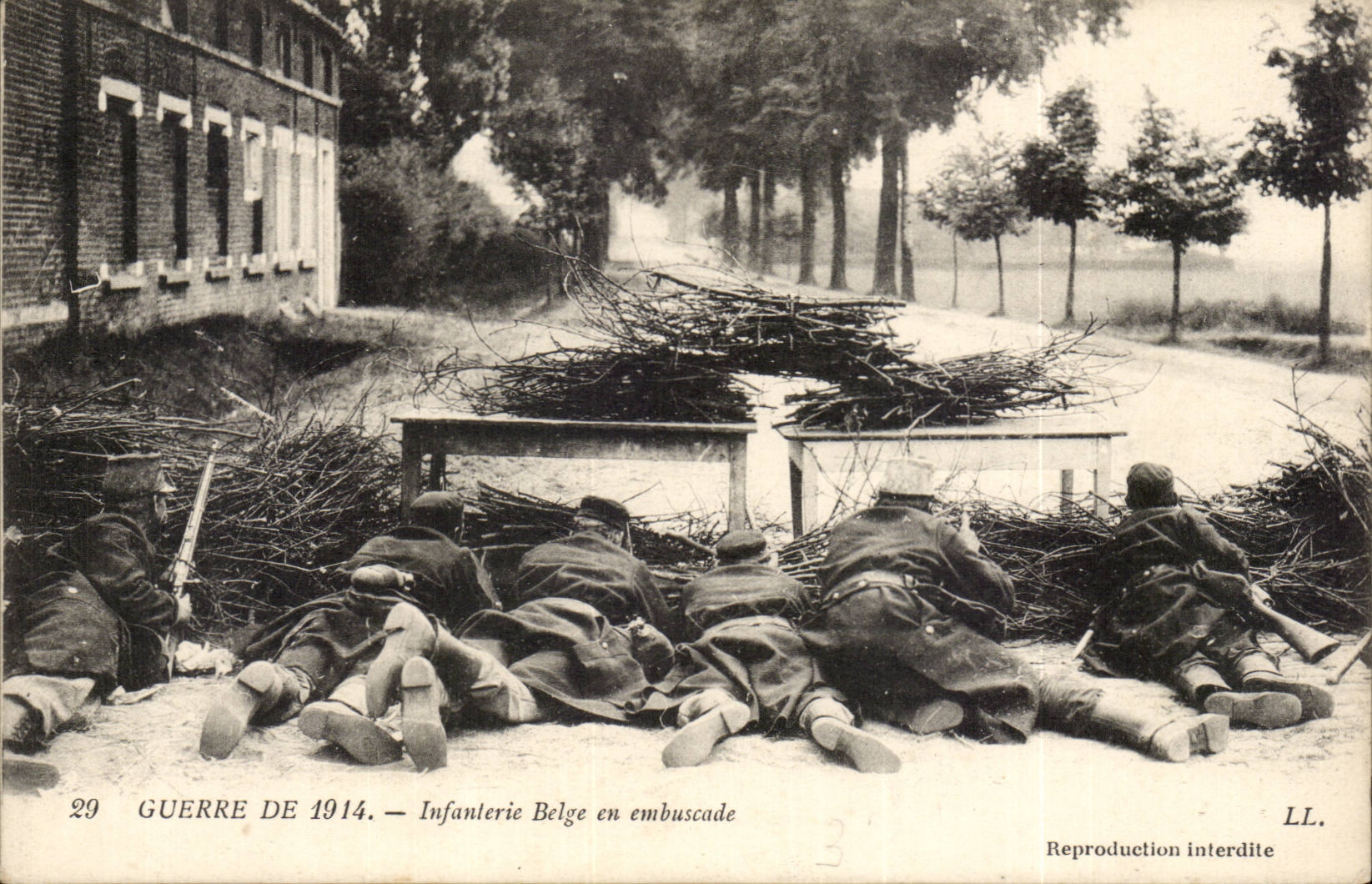 CPA Militaria Infanterie belge en embuscade