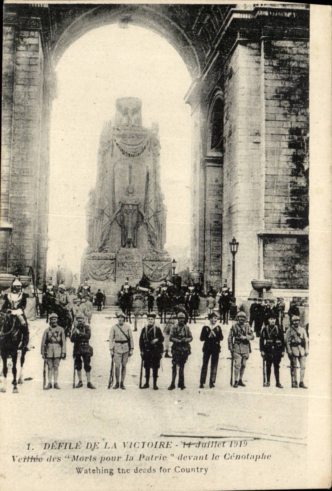 CPA Militaria Defile de la victoire 14 juillet 1919 VEillee des morts pour la patrie devant le Cenotaphe