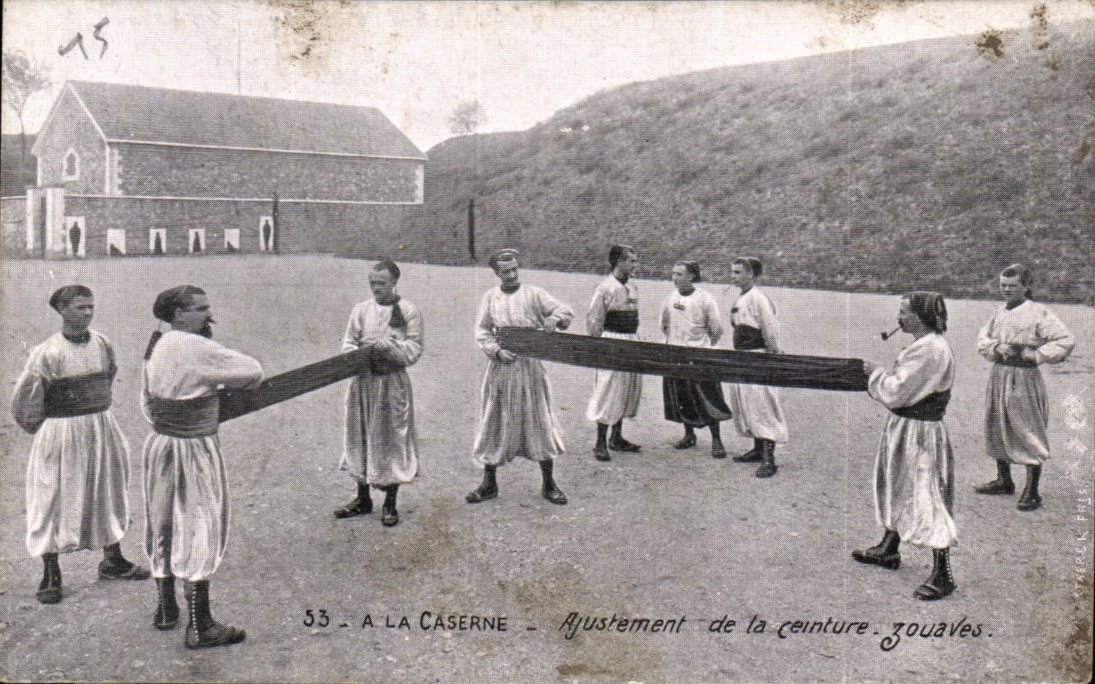 CPA Militaria A la caserne Ajustement de la ceinture zouaves